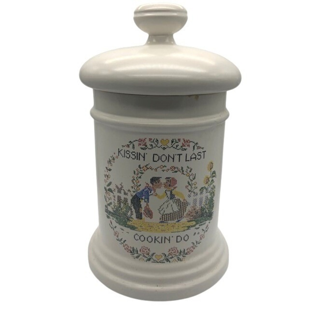 Vintage Hyalyn USA XL Cookie Jar Kissin Don't Last Cookin Do County Cottage Folk